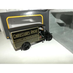 RENAULT 10CV 4 CYLINDRES CHAUSSURES ANDRE IXO 1:43