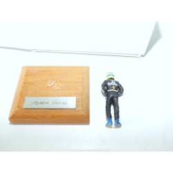 FIGURINE PILOTE F1 A. SENNA SUR LOTUS socle bois 1:43 figurine metal peint