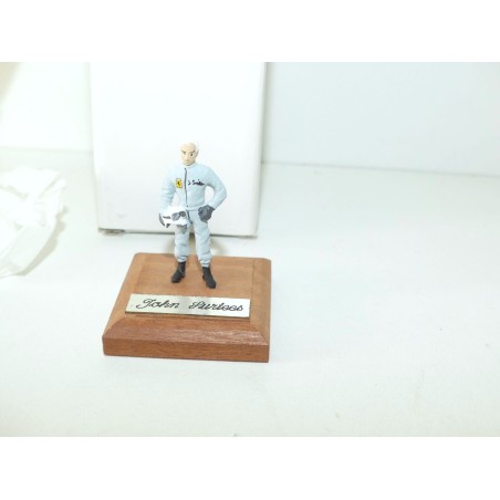 FIGURINE PILOTE F1 SURTEES socle bois 1:43 figurine metal peint