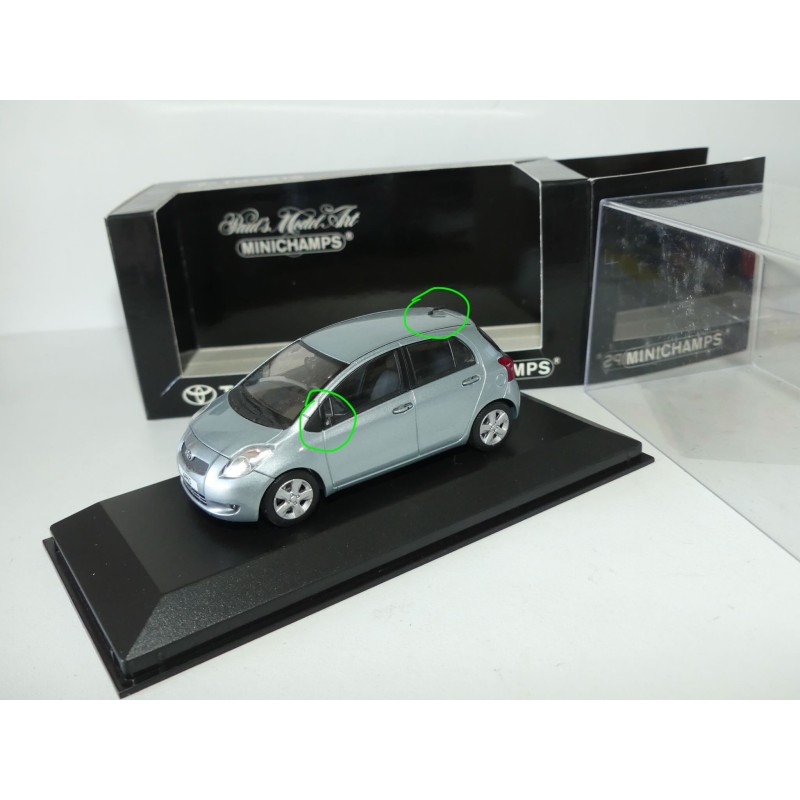 TOYOTA YARIS II Phase 1 5 Portes 2005 Bleu Clair MINICHAMPS 1:43 imperfection