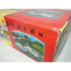FORD CLASSIC 109E 2 Pieces et DIORAMA VANGUARDS RD1002 1:43