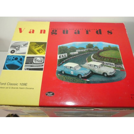 FORD CLASSIC 109E 2 Pieces et DIORAMA VANGUARDS RD1002 1:43