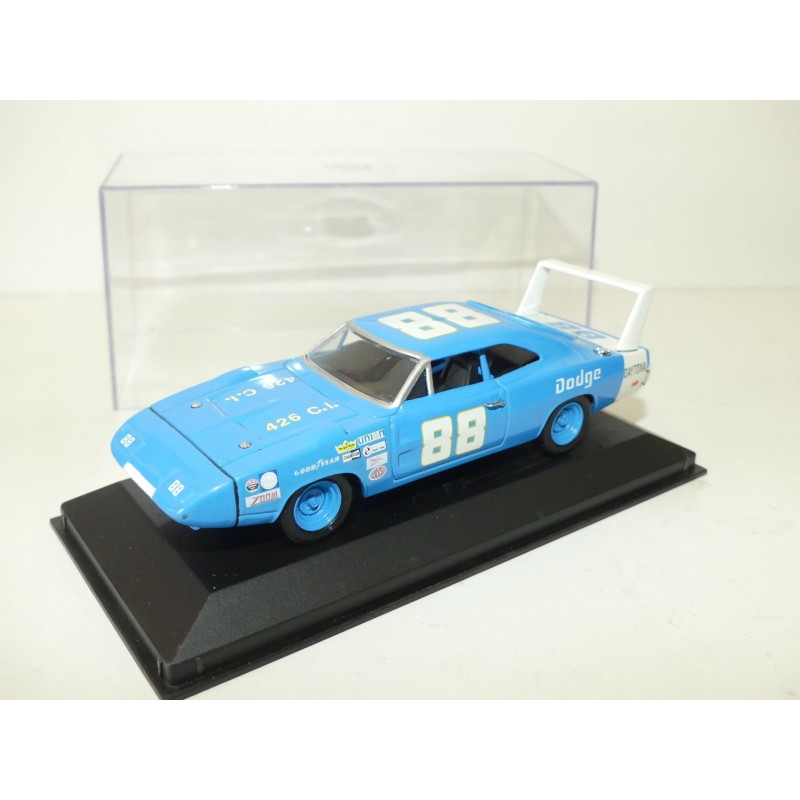 DODGE CHARGER N°88 DAYTONA 1969 RACING CAR UNIVERSAL HOBBIES 1:43