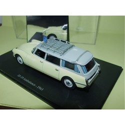 CITROEN ID 19 AMBULANCE 1963 UNIVERSAL HOBBIES 1:43 boite vitrine