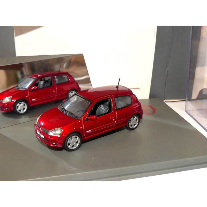 RENAULT CLIO II Phase 2 PRIVILEGE 3 Portes Rouge Bordeaux UNIVERSAL HOBBIES 1:43