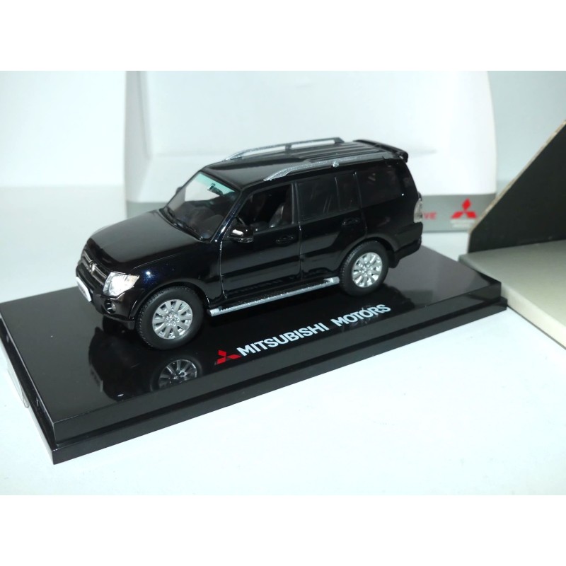 MITSUBISHI PAJERO 4 Noir SUNSTAR 1:43