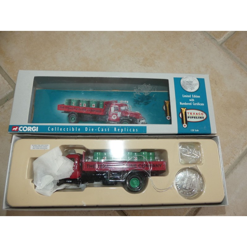 DIAMOND T620 DROPSIDE WITH OIL DRUMS TEXACO CORGI 52902 1:50