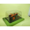 TRACTEUR NÂ°121 VENDEUVRE BL 30 1960 UNIVERSAL HOBBIES 1:43 sous coque