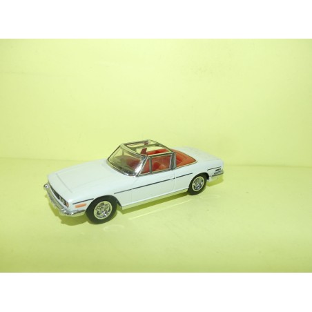 TRIUMPH STAG Jaune UNIVERSAL HOBBIES 1:43 sans boite