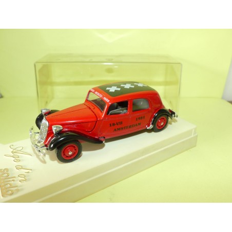 CITROEN TRACTION 15CV 18-VII AMSTERDAM 1984 sur base SOLIDO 1:43