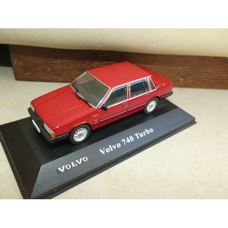 VOLVO 740 TURBO Rouge ATLAS 1:43 sur socle sans boite