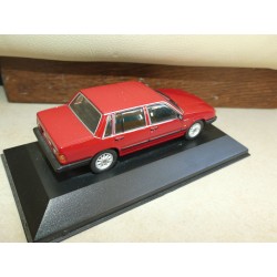 VOLVO 740 TURBO Rouge ATLAS 1:43 sur socle sans boite