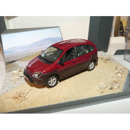 RENAULT SCENIC RX4 Bordeaux UNIVERSAL HOBBIES 1:43 diorama desert