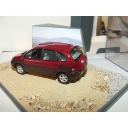 RENAULT SCENIC RX4 Bordeaux UNIVERSAL HOBBIES 1:43 diorama desert