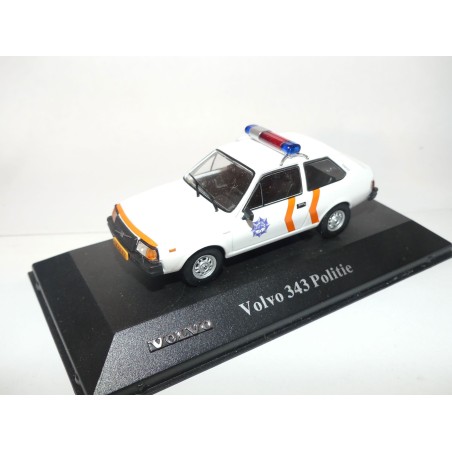 VOLVO 343 POLITIE ATLAS 1:43 sur socle sans boite