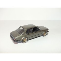 BMW 520 Vert SCHUCO 1:43 sans boite modèle modifié