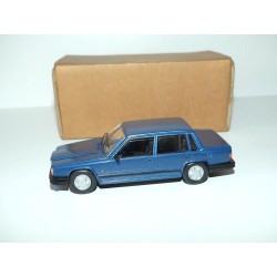 VOLVO 740 Bleu KIT Monte ESDO 1:43