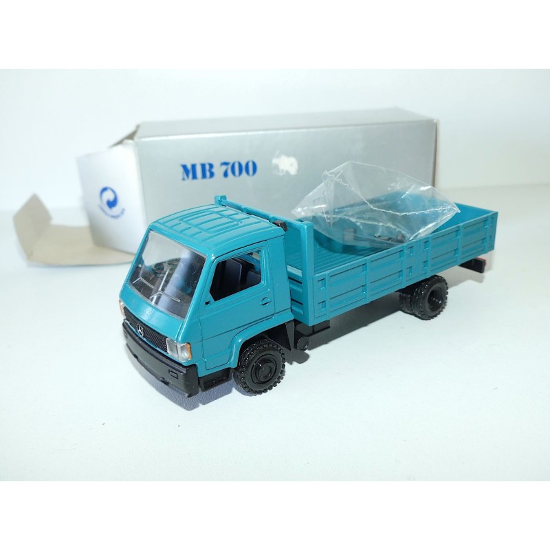 CAMION MERCEDES MB 700 Bleu NZG 1:43