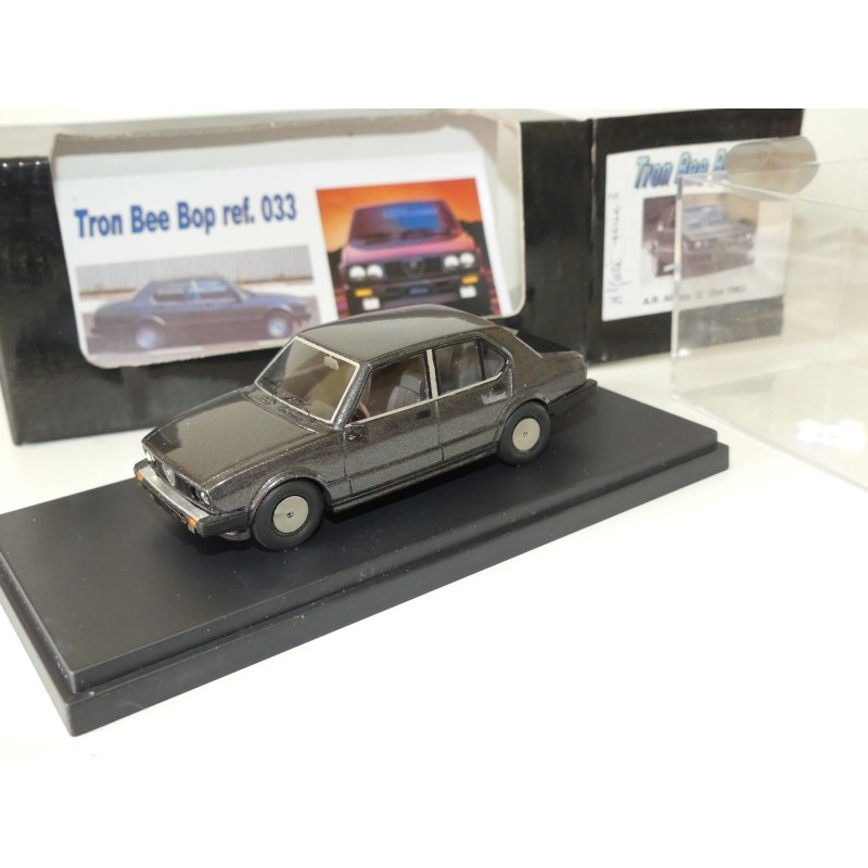 ALFA ROMEO ALFETTA Q. ORO 1983 Gris KIT Monté TRON BEE BOP 1:43