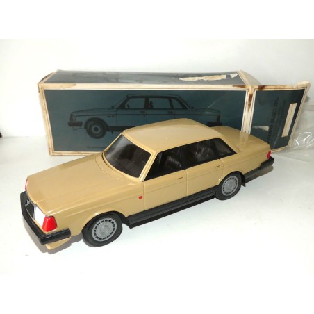 VOLVO 240 GL Beige en plastique Made in Finland 1:20 jouet ancien