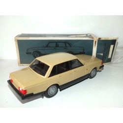 VOLVO 240 GL Beige en plastique Made in Finland 1:20 jouet ancien