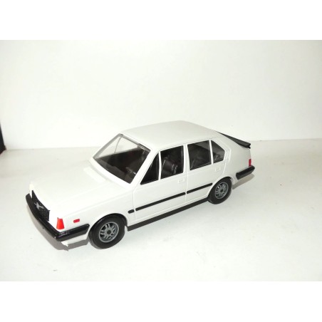 VOLVO 360 GLT Blanc en plastique Made in Finland 1:20  sans boite jouet ancien