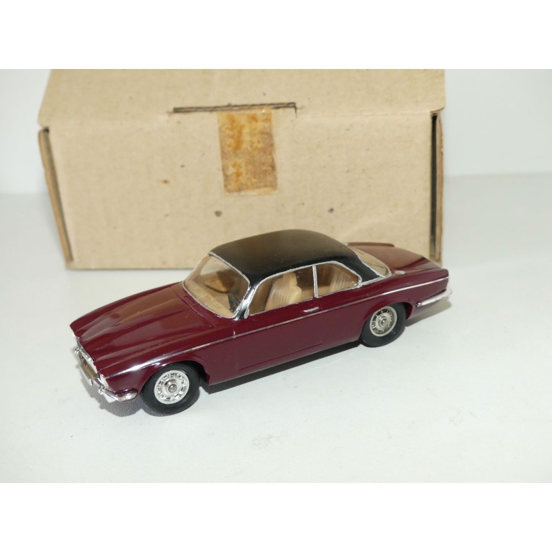 JAGUAR XJ12 COUPÉ Bordeaux toit Noir KIT monté en résine 1:43